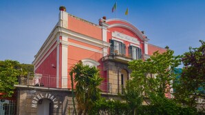 A historic building with a sign reading "Hotel Italiano." - Albergo Terme Italia (Casamicciola Terme)