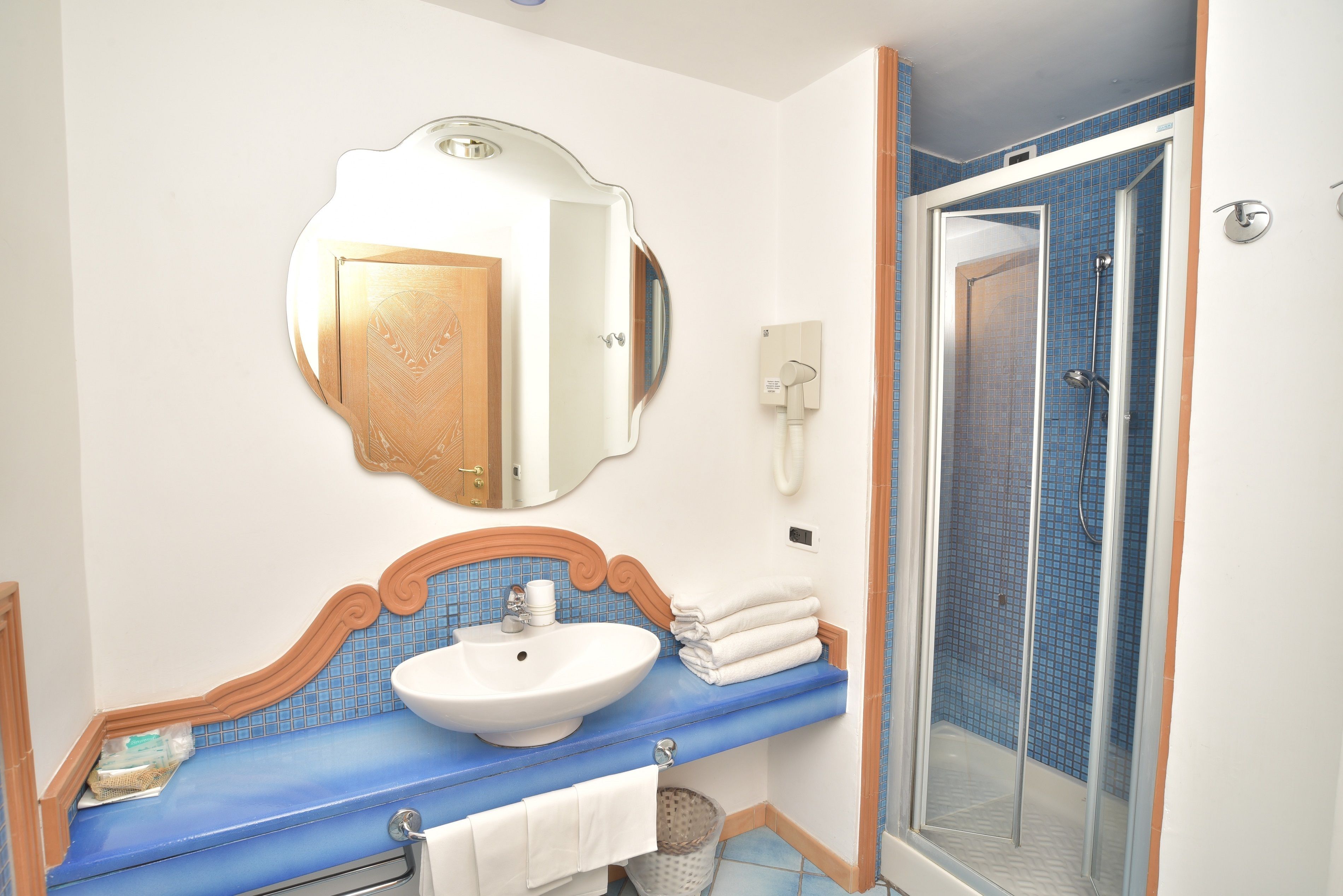 Doccia, set di cortesia gratuito, asciugacapelli, accappatoio