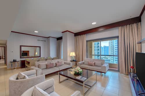 Apartamento Deluxe, 4 habitaciones | Zona de estar | Una televisión de pantalla plana, un reproductor de DVD, una oficina