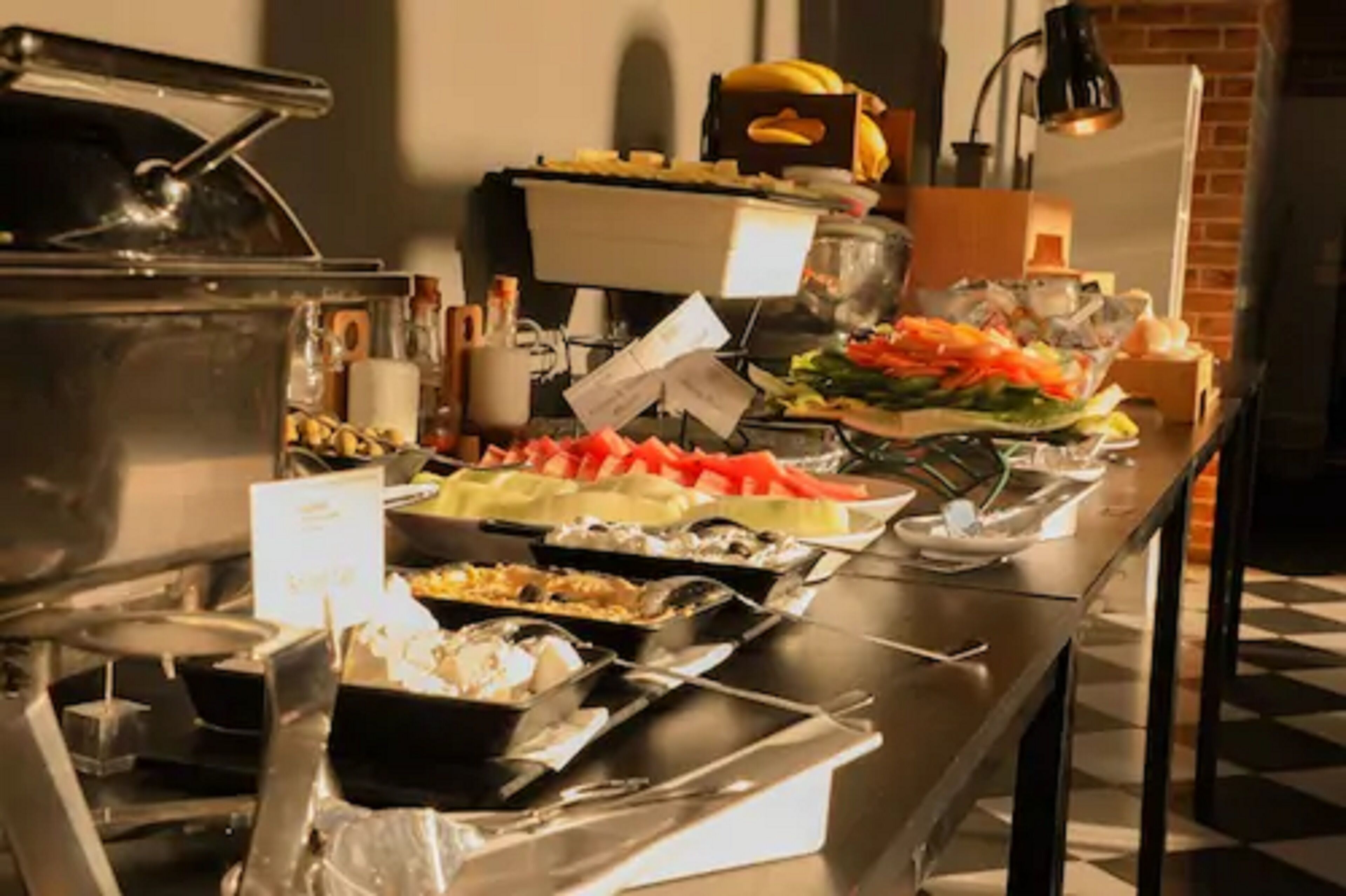 Een buffet met diverse gerechten en toevoegingen.