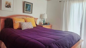 Ground Level-Private Bath | Desk, laptop workspace, iron/ironing board, cribs (free) - Dreydon House B&B (Cambria)