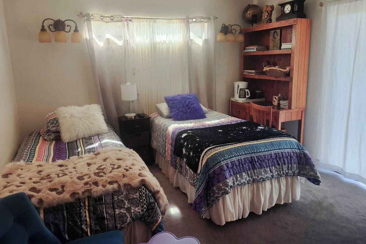 Quarto básico, várias camas | Escrivaninha, espaço de trabalho para notebook