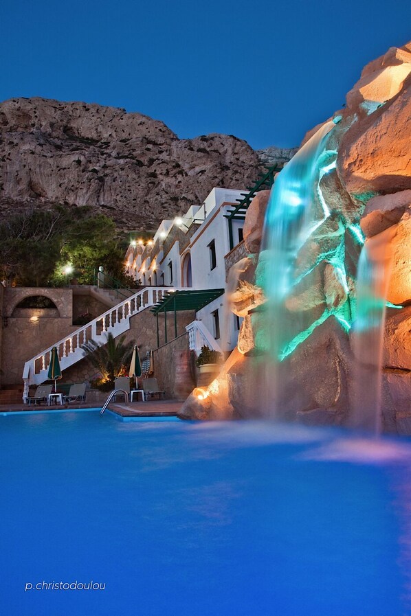 Outdoor pool, sun loungers - Finiki View Hotel Apartments (Karpathos)