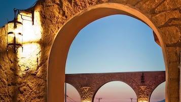 Una piscina al aire libre, sillones reclinables de piscina