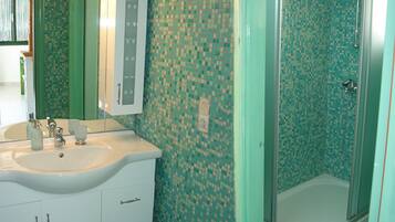 Shower, towels