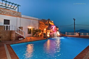 Outdoor pool, sun loungers - Finiki View Hotel Apartments (Karpathos)