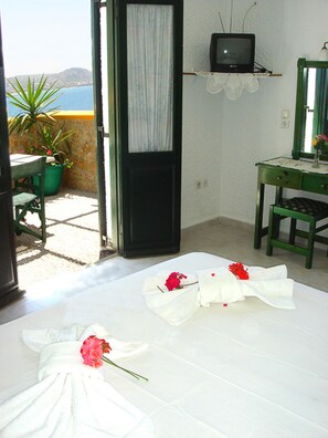 Minibar, in-room safe, soundproofing, free cribs/infant beds - Finiki View Hotel Apartments (Karpathos)