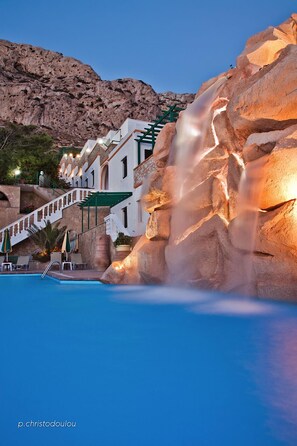 Outdoor pool, sun loungers - Finiki View Hotel Apartments (Karpathos)