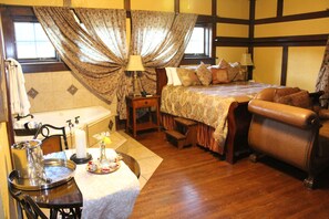 Deluxe Double Room, Ensuite (Oak) | 1 bedroom, premium bedding, soundproofing, iron/ironing board - Hilltop Manor Bed and Breakfast (Hot Springs)