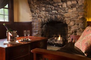 Superior Double Room, Ensuite (Spruce) | 1 bedroom, premium bedding, soundproofing, iron/ironing board - Hilltop Manor Bed and Breakfast (Hot Springs)