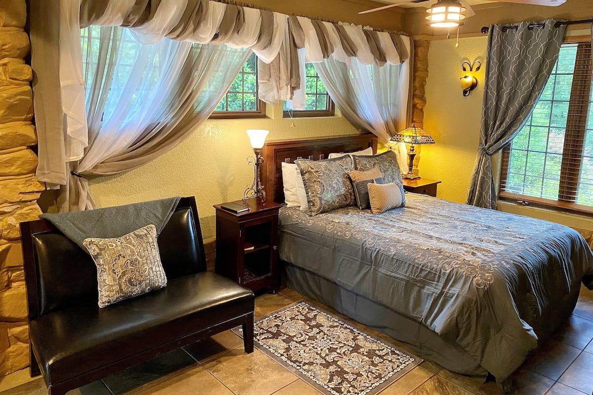 Standard Double Room, Ensuite (Magnolia) | 1 bedroom, premium bedding, soundproofing, iron/ironing board