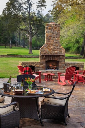 Terrace/patio - Hilltop Manor Bed and Breakfast (Hot Springs)