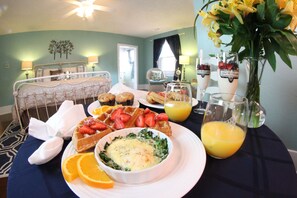 Standard Double Room, Ensuite (Rose) | 1 bedroom, premium bedding, soundproofing, iron/ironing board - Hilltop Manor Bed and Breakfast (Hot Springs)