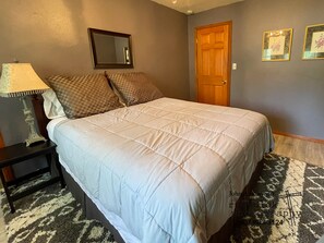 Mooseberry Room – Queen | Premium bedding, bed sheets - A Hyde Away Inn B&B (Tok)
