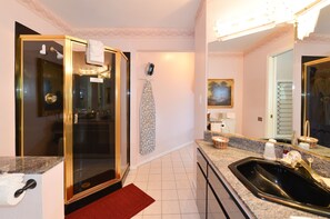 Kira's Suite | Bathroom