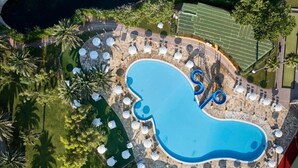2 つの屋外プール、プール パラソル、サンラウンジャー