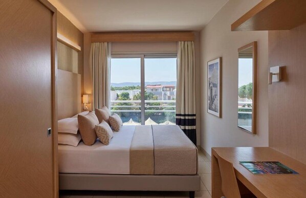 ألحفة محشوة بالريش وخزنة داخل الغرفة ومكتب ومساحة عمل للكمبيوتر المحمول