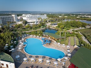 2 من حمّامات السباحة الخارجية، مظلات على حمّام السباحة، مقاعد للتشمس