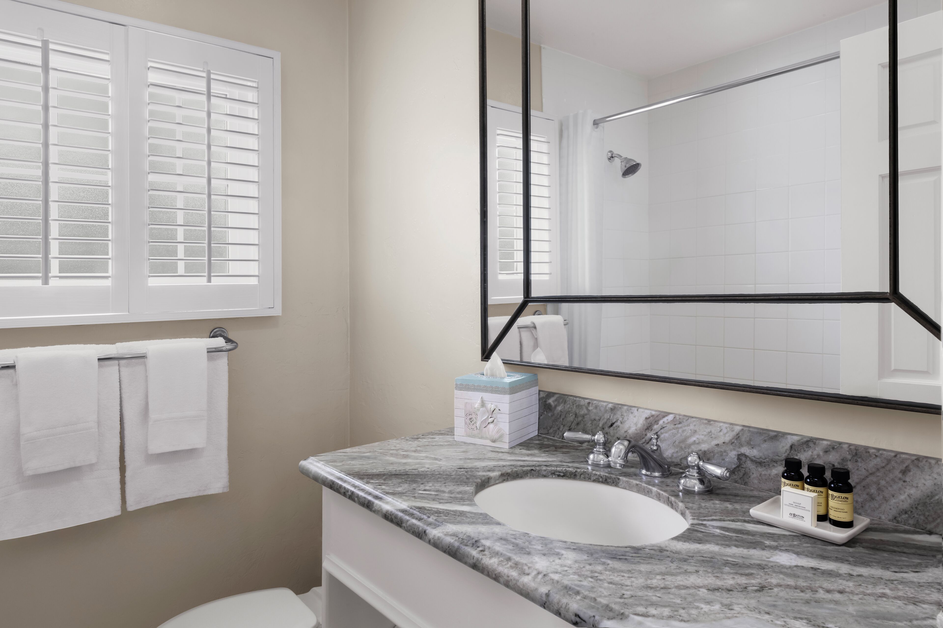 suite, 2 bedrooms | bathroom | combined shower/bathtub, designer toiletries, hair dryer, bathrobes