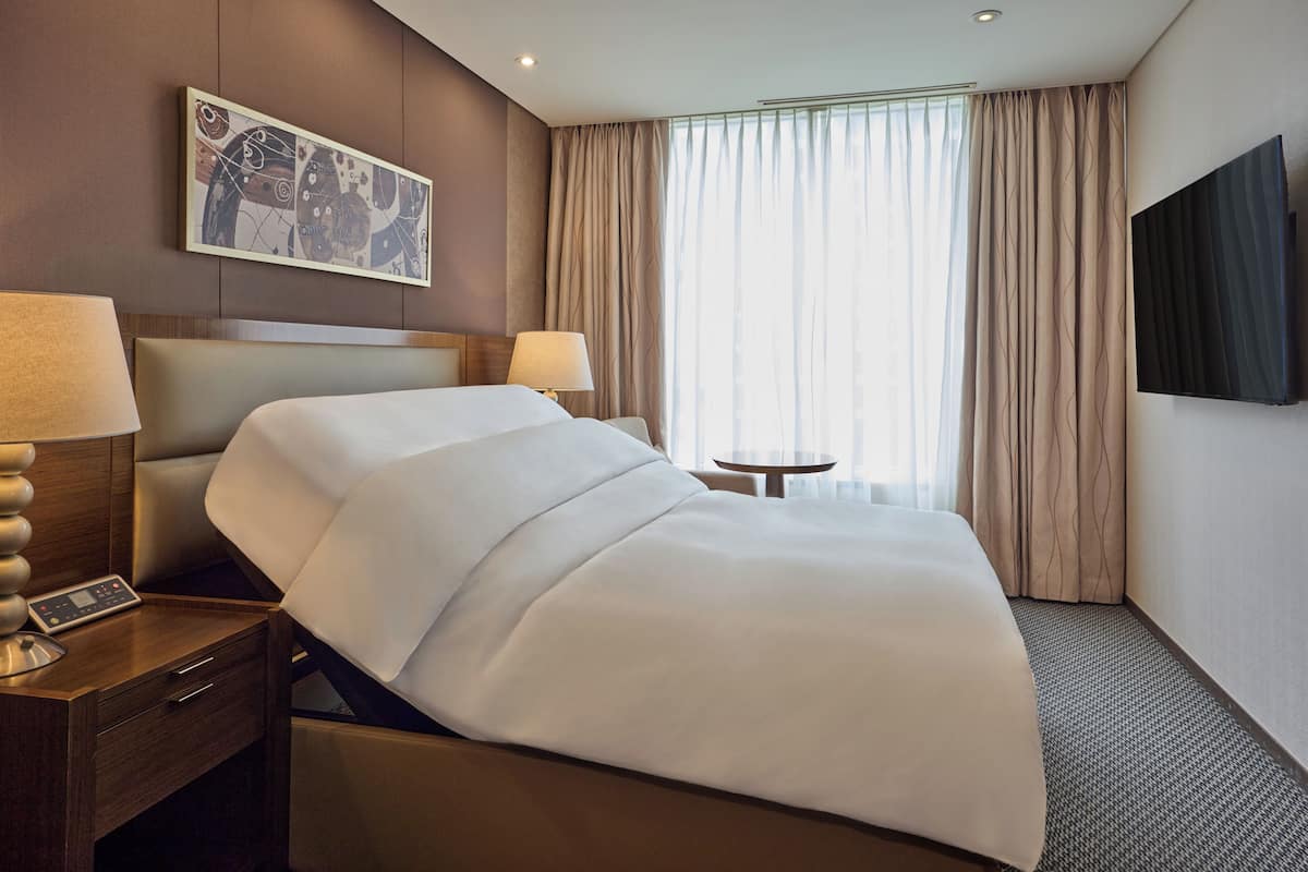 Standard Room, 1 Double Bed (Motion) | Premium bedding, down duvets, pillow-top beds, in-room safe