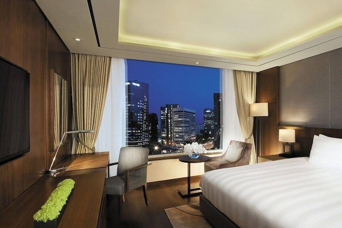 Premium bedding, down comforters, pillowtop beds, in-room safe