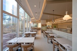 아침 식사 및 점심 식사 제공
