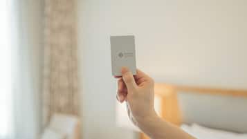 Eine Hand hält eine Karte mit dem Aufdruck 'LOTTE City Hotels'.