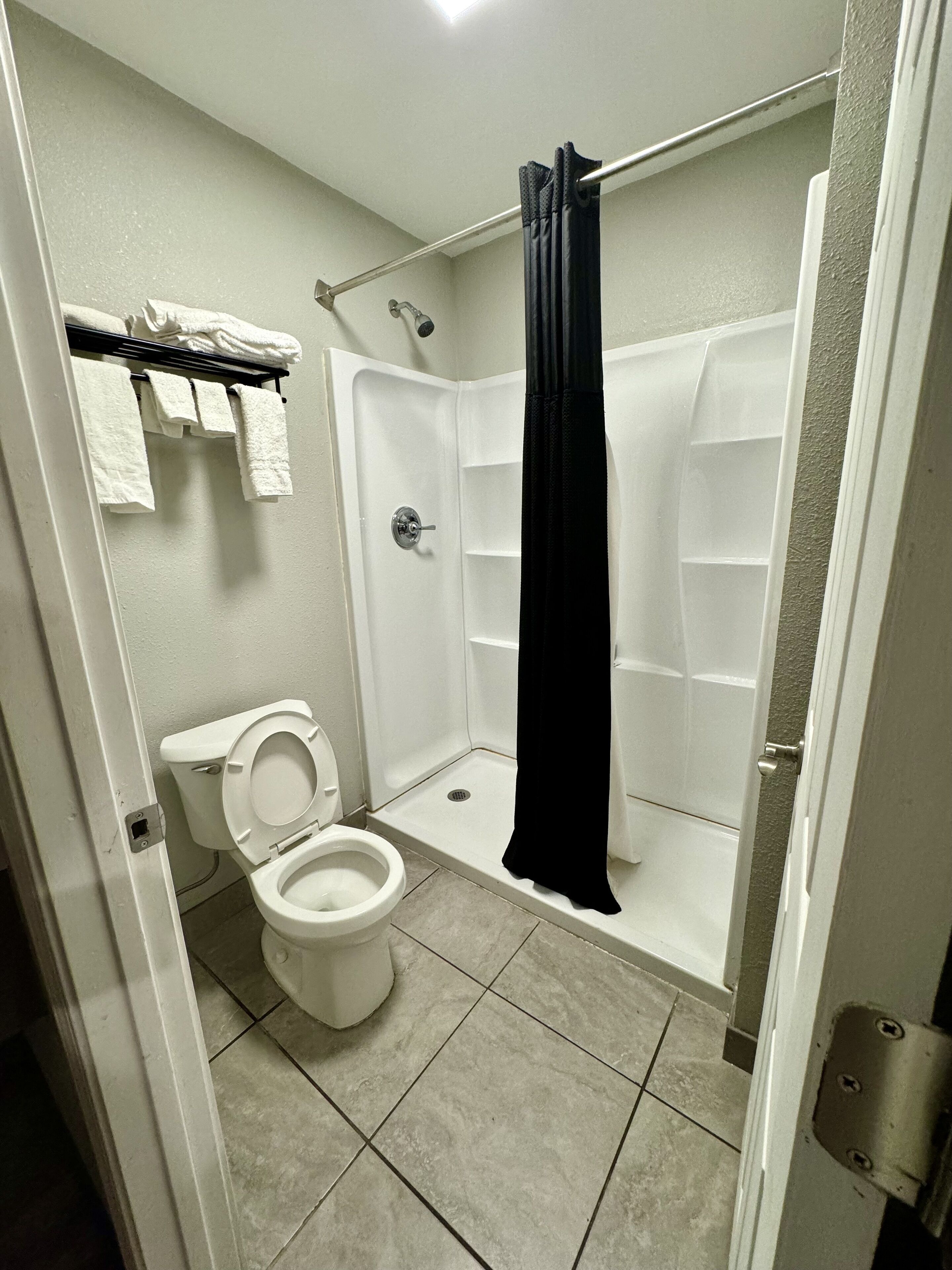 Un baño con inodoro, ducha y bañera.