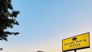 Un hotel llamado 'Ozark Inn & Suites' con un cartel que indica 'Alojamiento de lujo'.