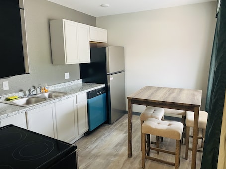 Luxury Suite, 1 King Bed | 1 bedroom, down comforters, Select Comfort beds, desk. Ozark Inn & Suites