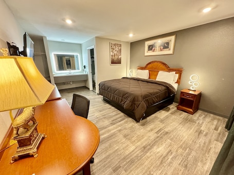 Luxury Suite, 1 King Bed | 1 bedroom, down comforters, Select Comfort beds, desk. Ozark Inn & Suites