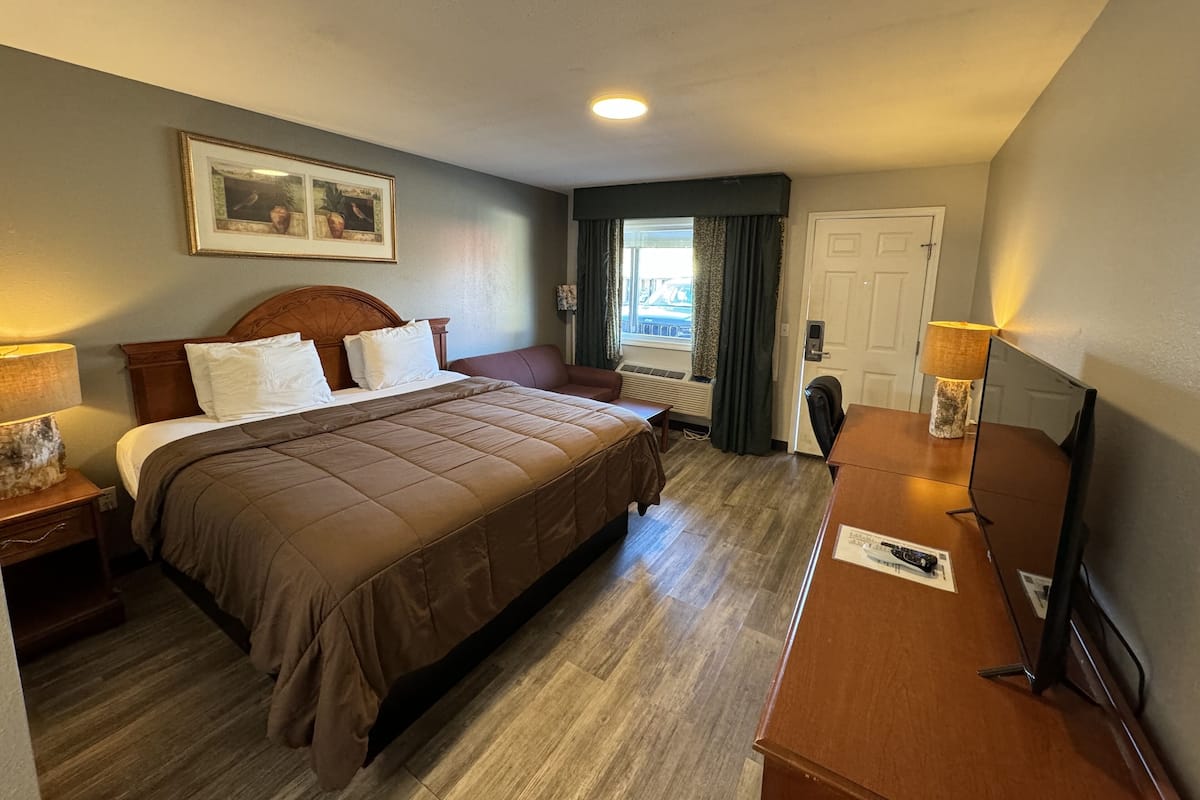 Superior Room, 1 King Bed, Non Smoking | 1 bedroom, down comforters, Select Comfort beds, desk