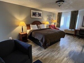 Suite, 1 cama de matrimonio grande | 1 dormitorio, edredones de plumas, colchones Select Comfort y escritorio