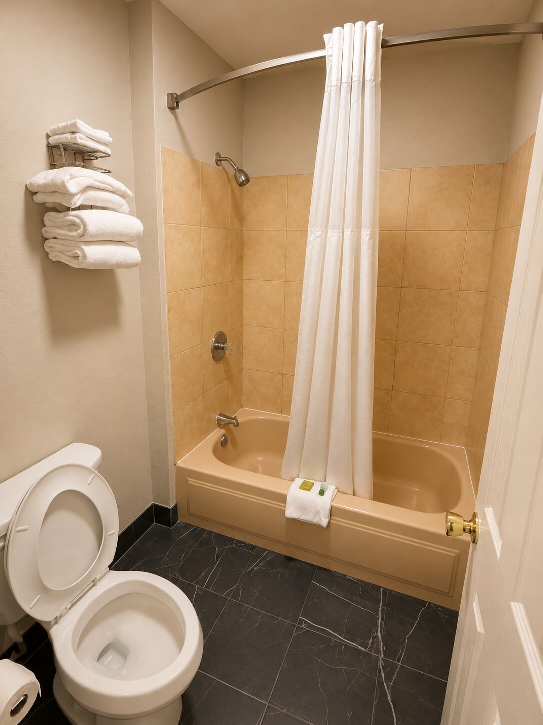 1 habitación, cubrecamas, colchones Select Comfort y escritorio 