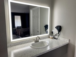 Luxury Suite, 1 King Bed | Bathroom