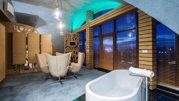 Een minibar, een kluis op de kamer, een bureau, verduisterende gordijnen