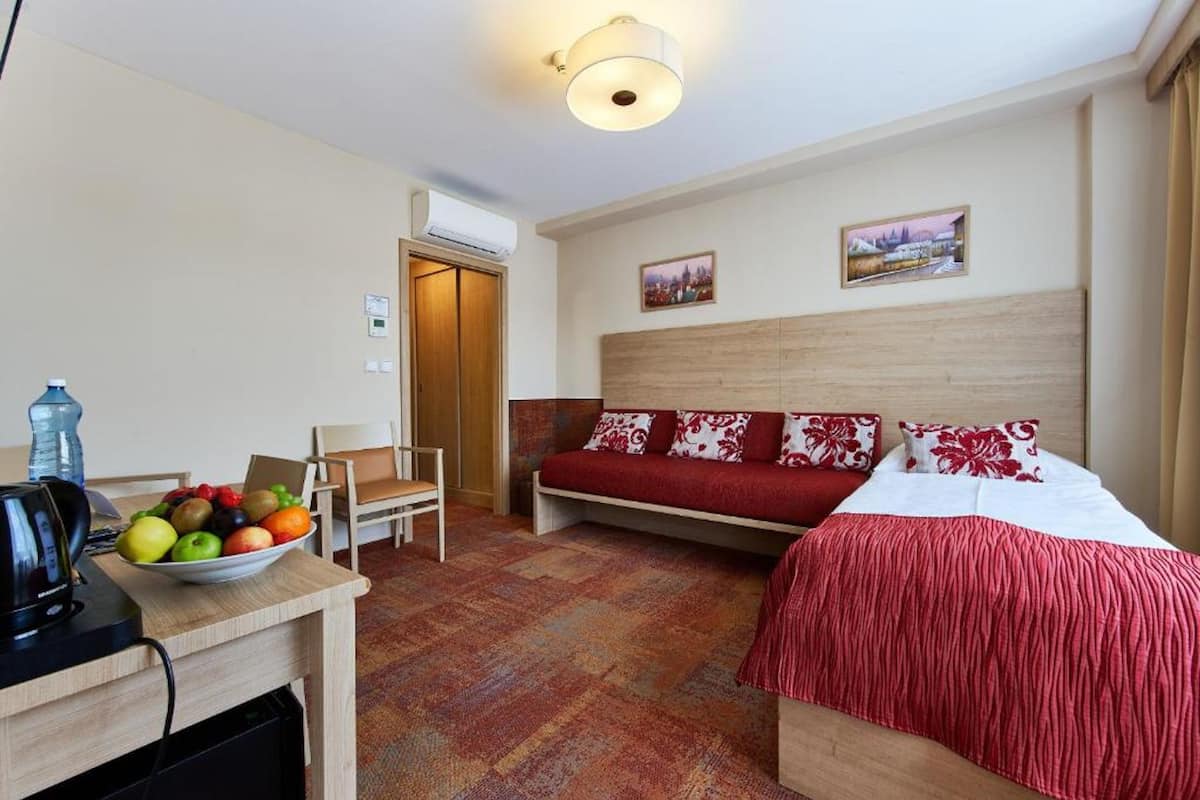 Standaard appartement (with 60 minutes Water world Access) | Een minibar, een kluis op de kamer, een bureau, verduisterende gordijnen