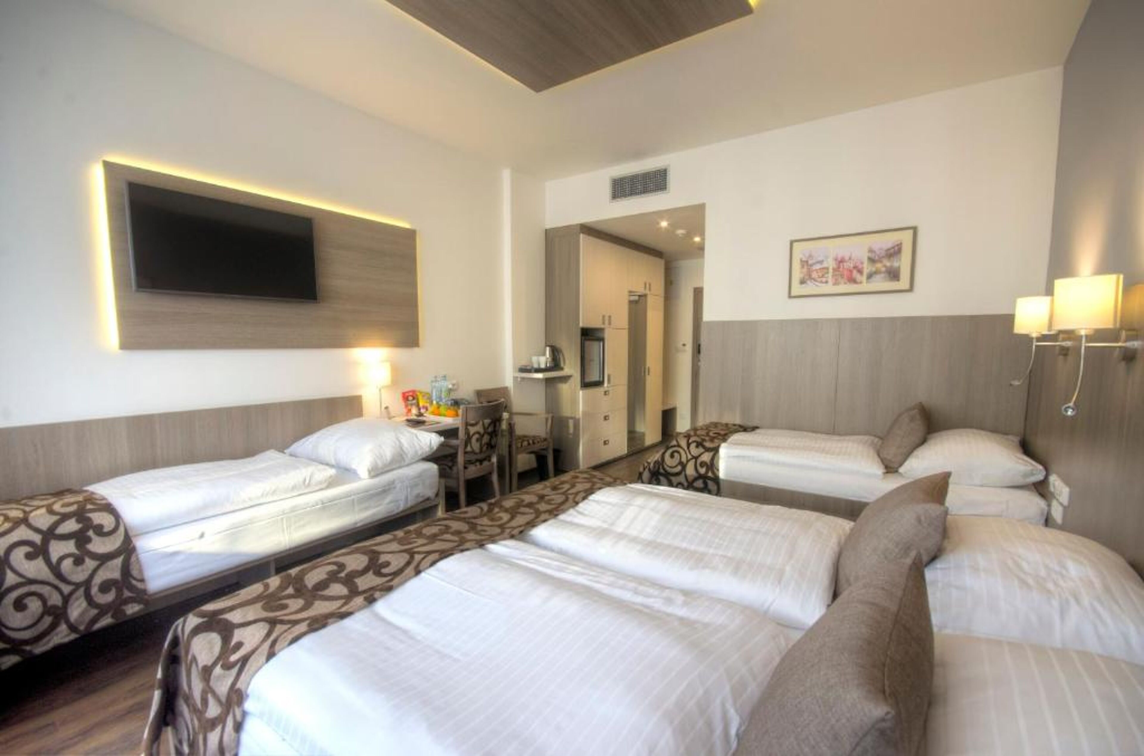 家庭客房 | 迷你吧、客房內保險箱、書桌、遮光布/窗簾