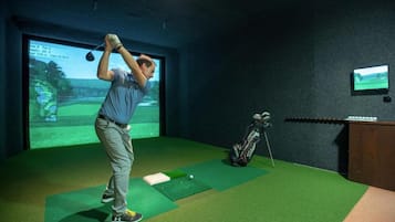 Indoor golf driving range
