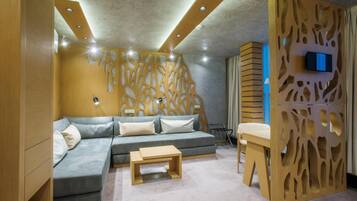 Een minibar, een kluis op de kamer, een bureau, verduisterende gordijnen