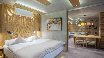 Departamento panorámico (Unlimited Water and sauna world Acc.) | Minibar, caja de seguridad en la habitación y escritorio