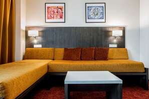 Minibar, safe på rommet, skrivebord og blendingsgardiner