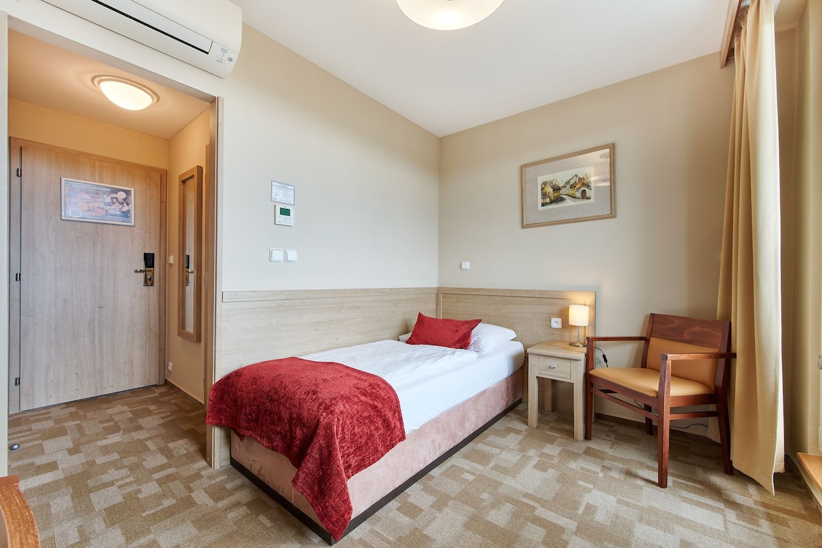 Standard Single Room | Minibar, in-room safe, desk, blackout drapes
