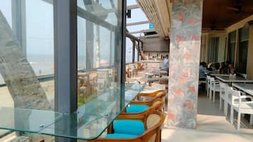Abendessen, Blick aufs Meer
