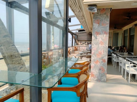 Se sirven cenas; con vista al mar