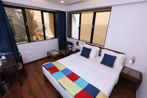 Deluxe Room | Premium bedding, minibar, in-room safe, desk - Citizen Hotel (Mumbai)