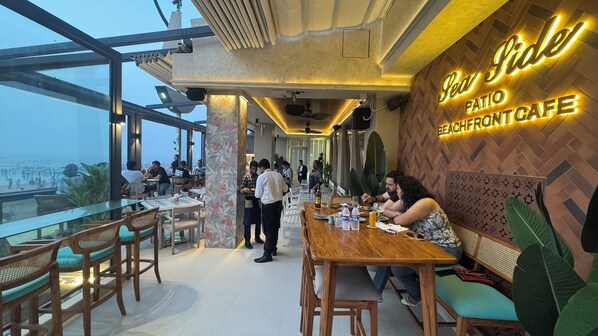 Dinner served, ocean views  - Citizen Hotel (Mumbai)