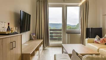 Apartamento panorámico, 2 habitaciones, vistas a la montaña | 2 dormitorios, minibar, caja fuerte y wifi gratis
