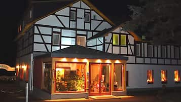 Fachada del alojamiento - Noche