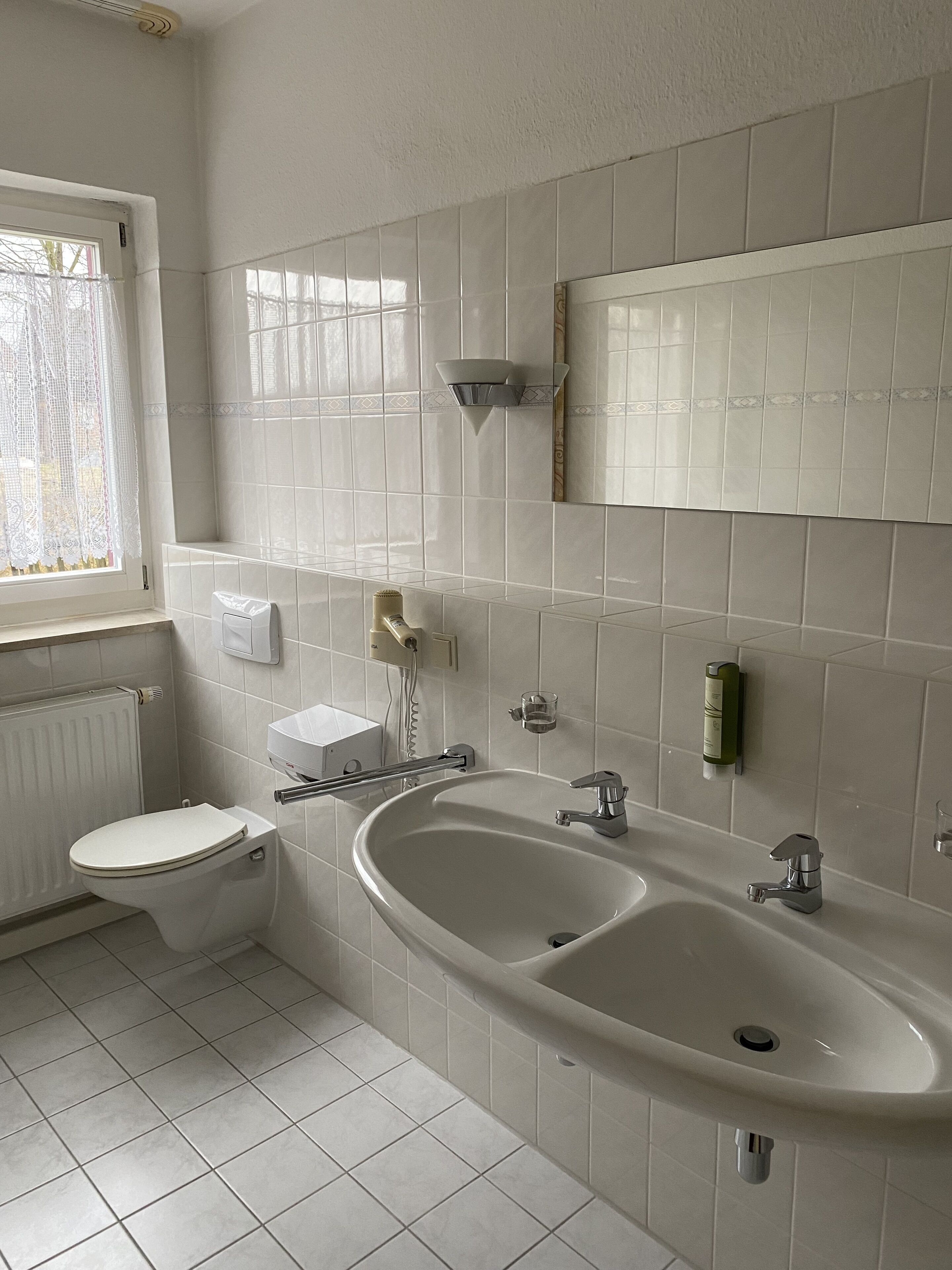 Un baño con inodoro, lavamanos y bañera.